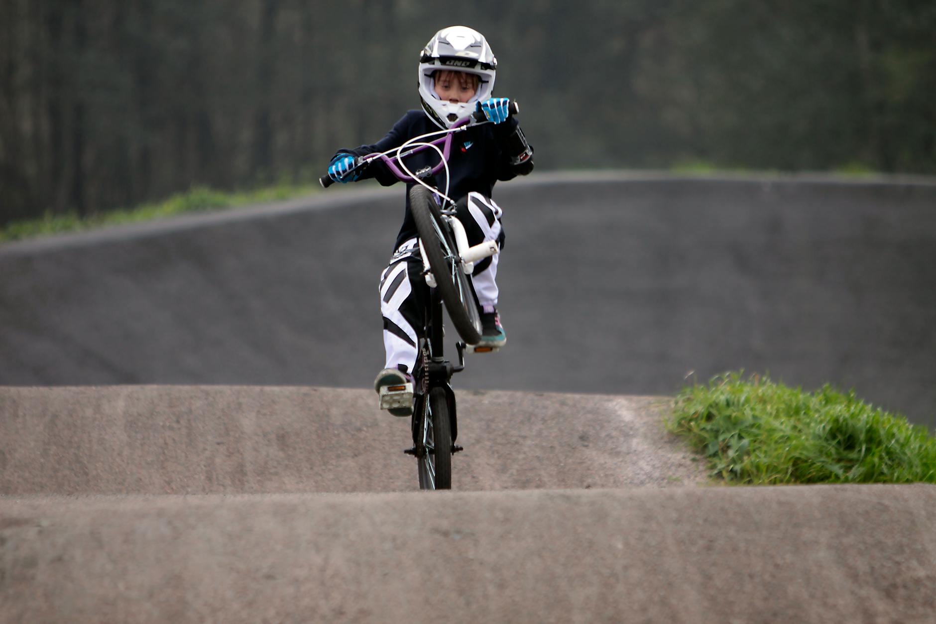 Comprendre le BMX race : une discipline de sprint technique et lisible — compétition de BMX sur piste