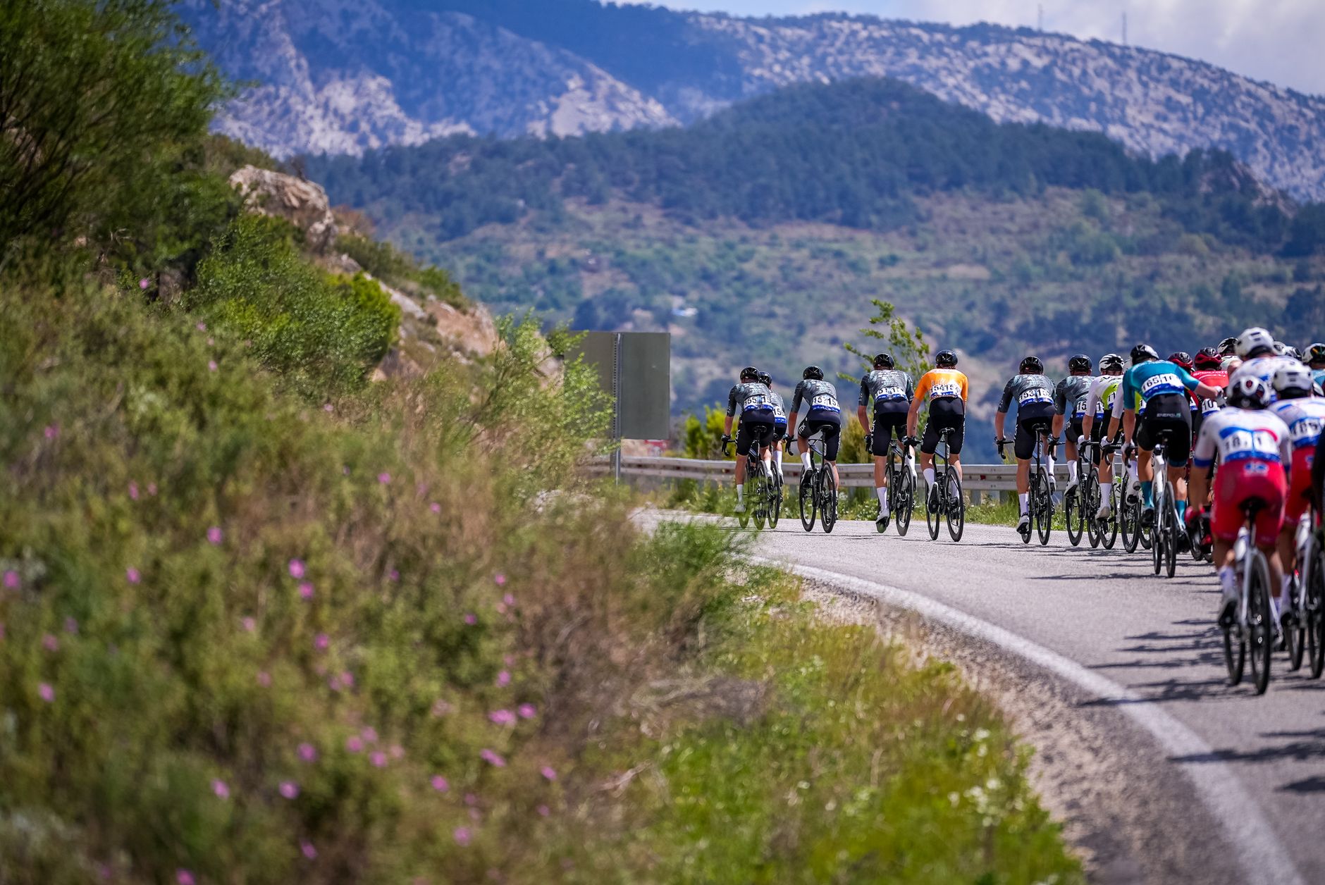 Championnat du monde cyclisme 2025 à Kigali : un terrain africain taillé pour la sélection — cyclistes en course sur route montagneuse