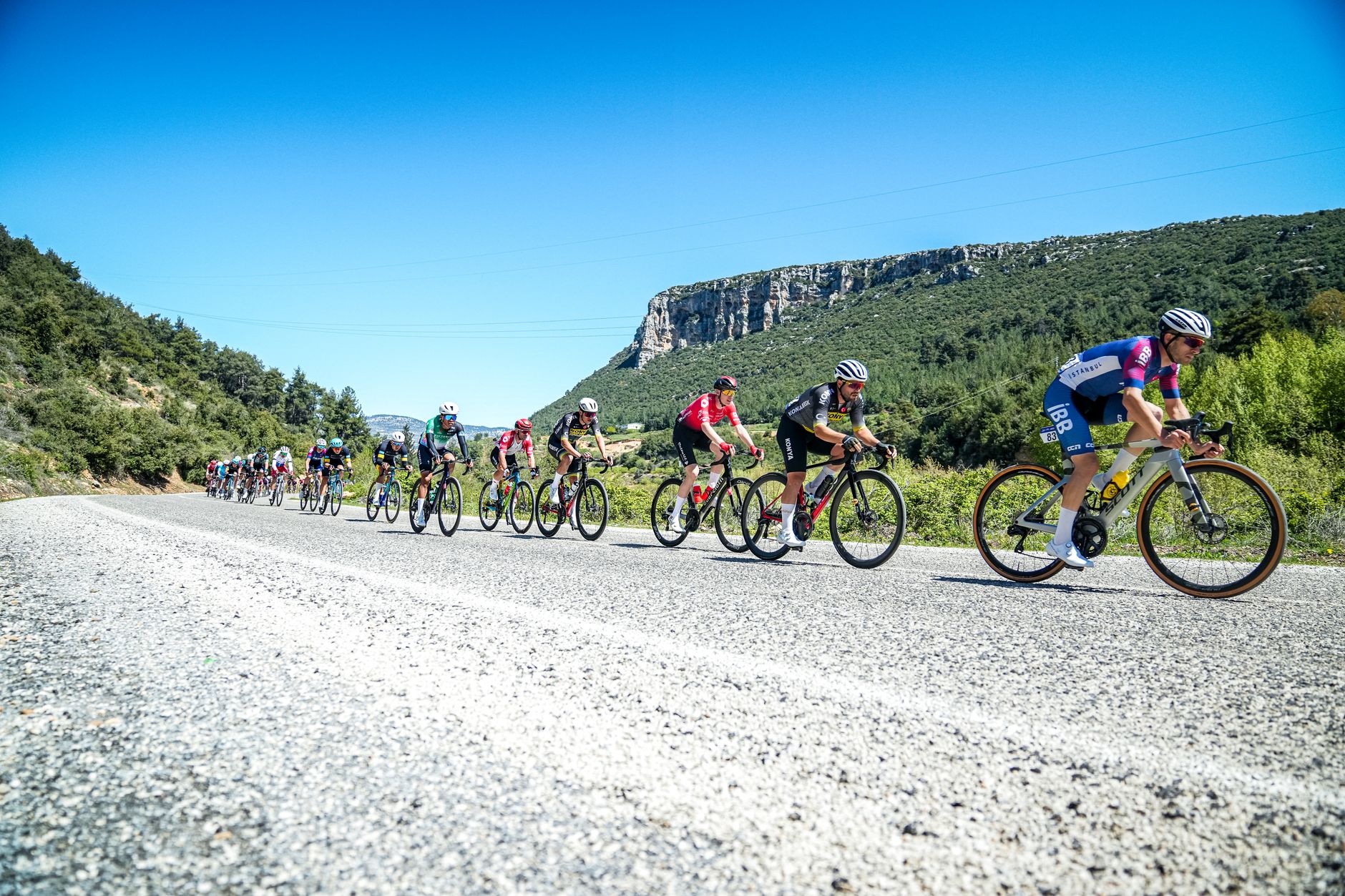 Championnat du monde de cyclisme — cyclistes en course sur route montagneuse
