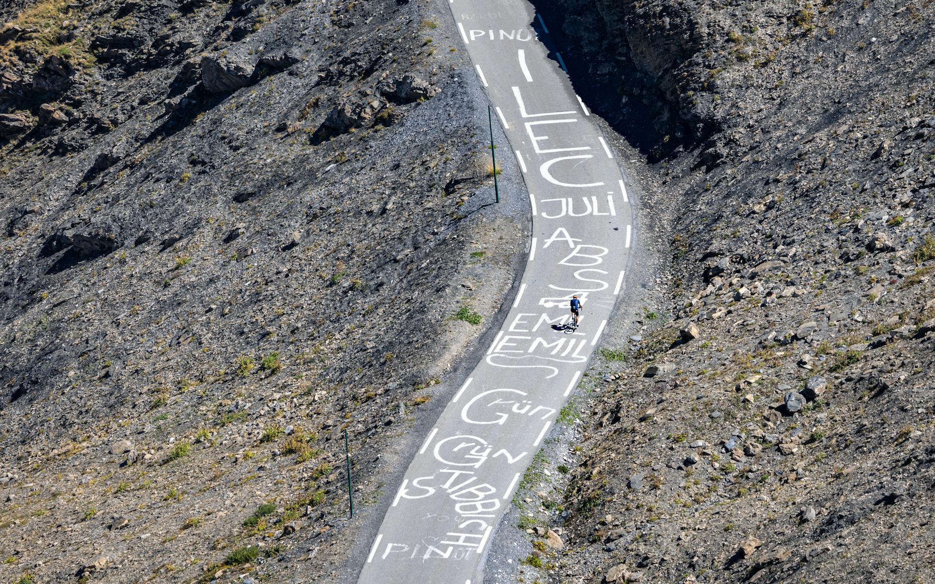 Col de Spandelles à vélo : profil, chiffres clés et sensations sur cette ascension du Tour de France — cycliste grimpant route de montagne