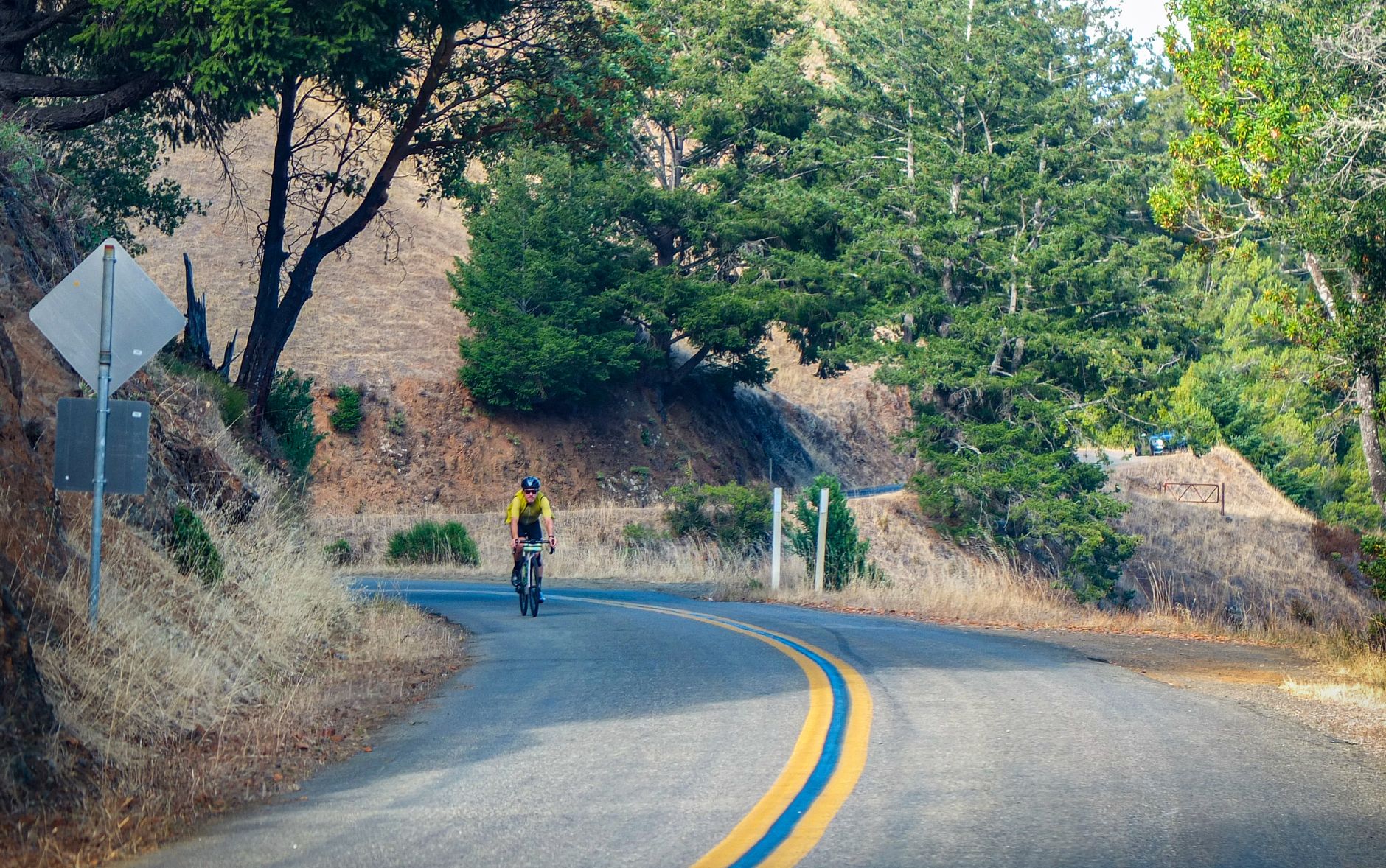 Combien de kilomètres en 1 heure de vélo selon le niveau et la pratique — cycliste sur route pittoresque