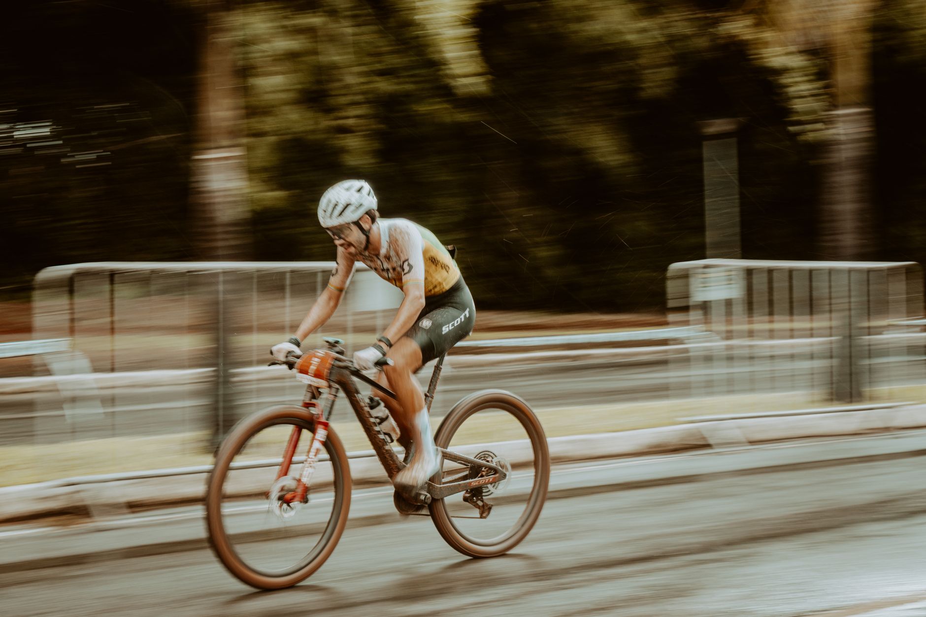 Formule de calcul de la vitesse moyenne à vélo en km/h — cycliste mesurant sa vitesse à vélo