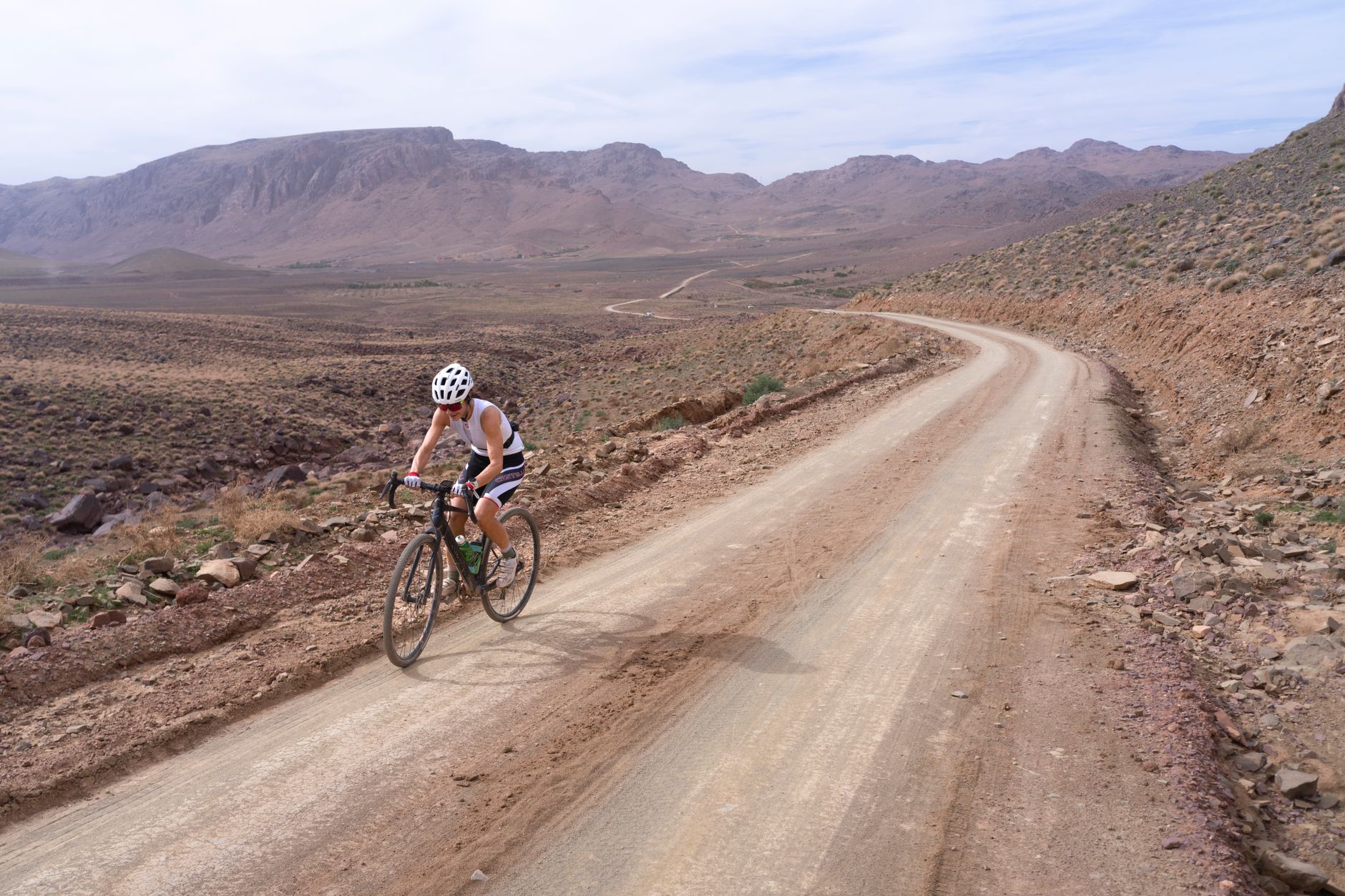 Comparatif des meilleurs vélos gravel 2026 pour un budget maîtrisé — vélo gravel sur chemin en terre