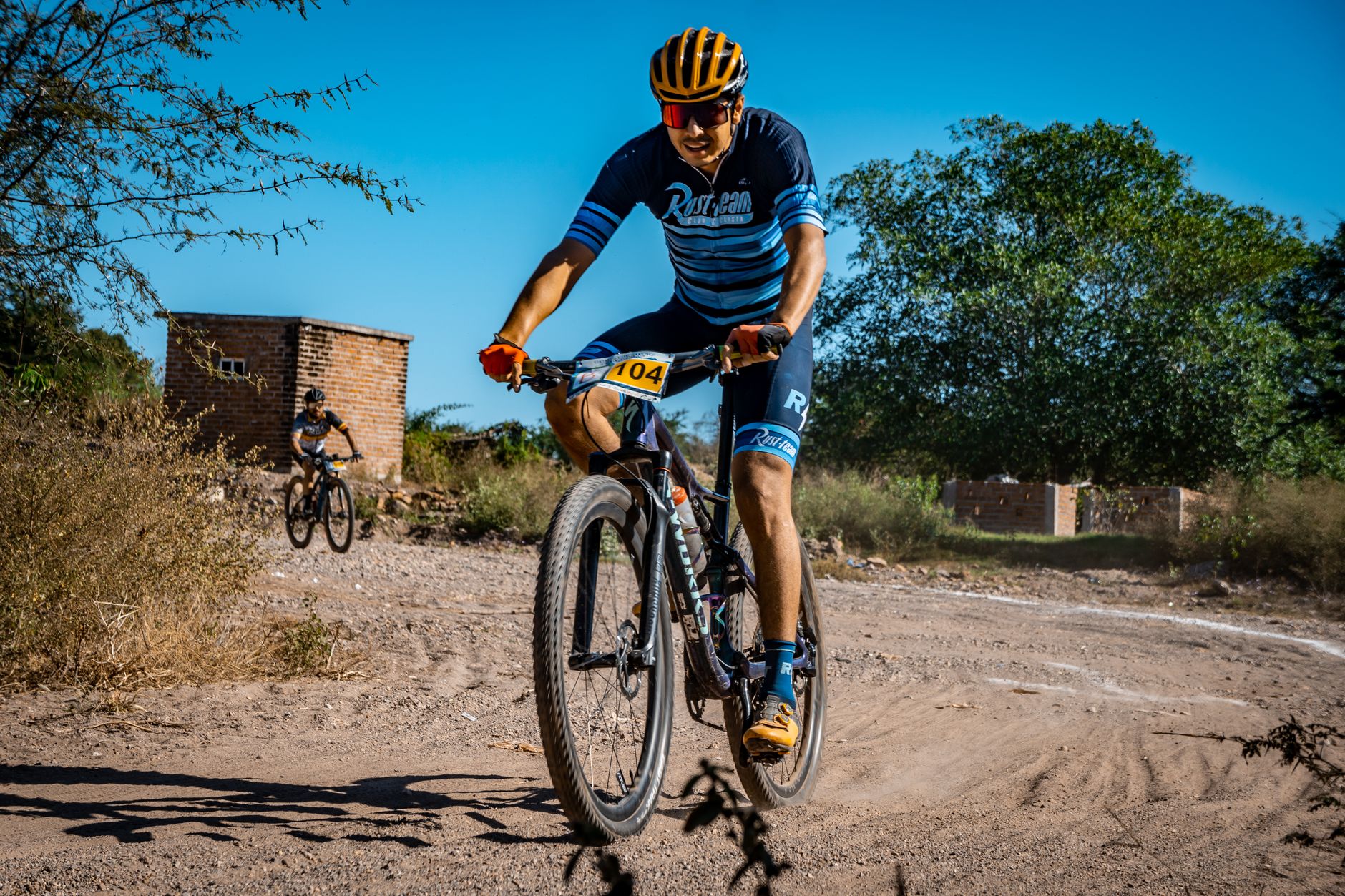 Comparatif des meilleurs gravels au — vélo gravel sur chemin en terre