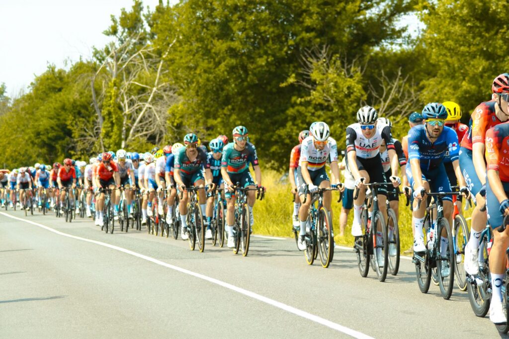 Expressions et jargon du cyclisme — cyclistes en course dans un peloton