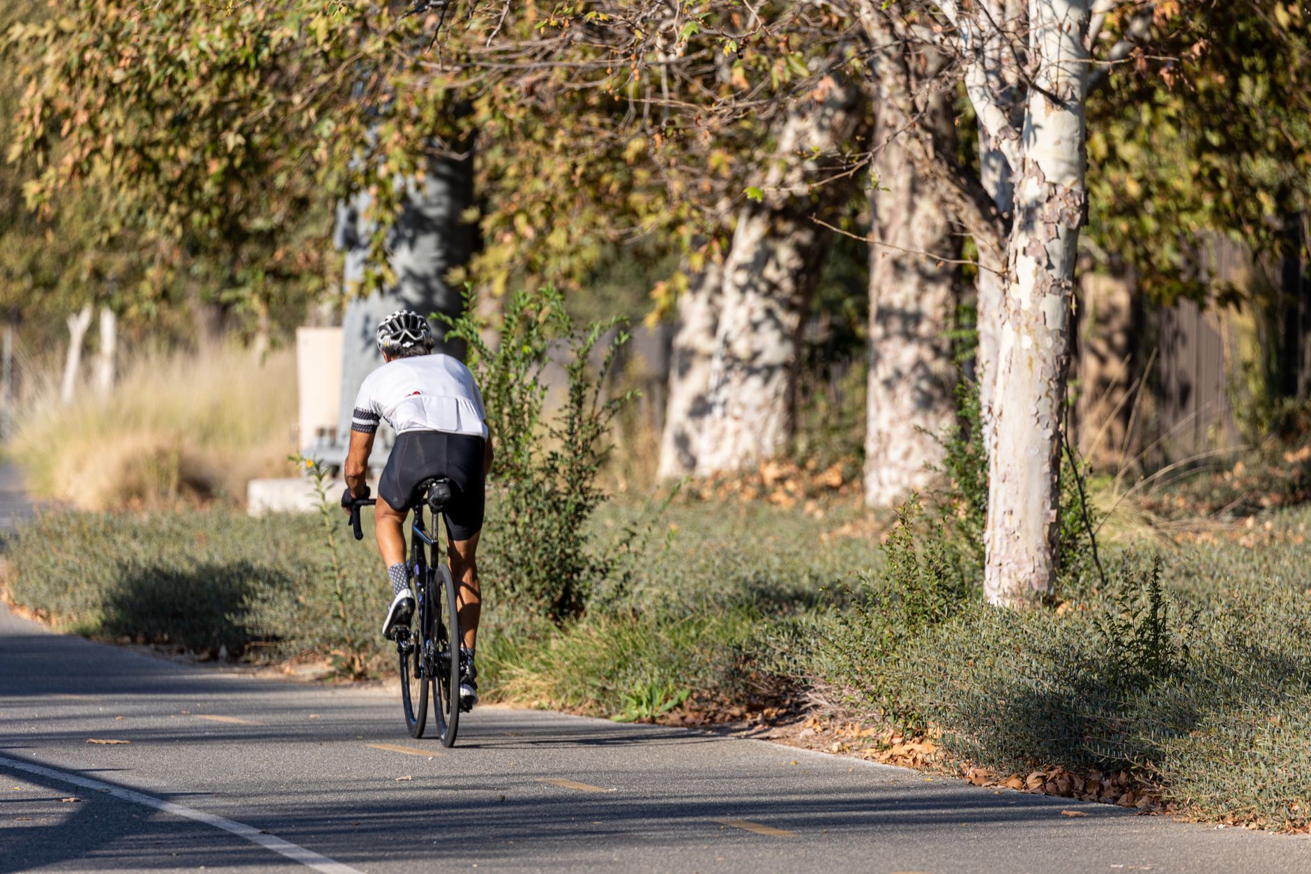 Vélo et sciatique : quand rouler, quand s’arrêter, comment lire la douleur — personne faisant du vélo avec douleur au dos