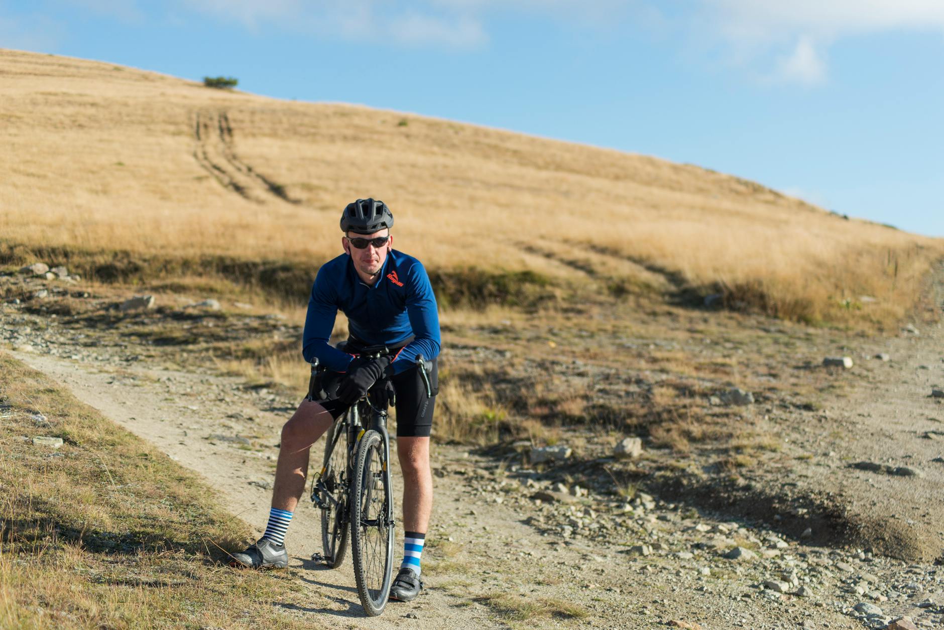 Gravel vs vélo route : comprendre les bases avant de choisir — vélo gravel sur chemin en terre