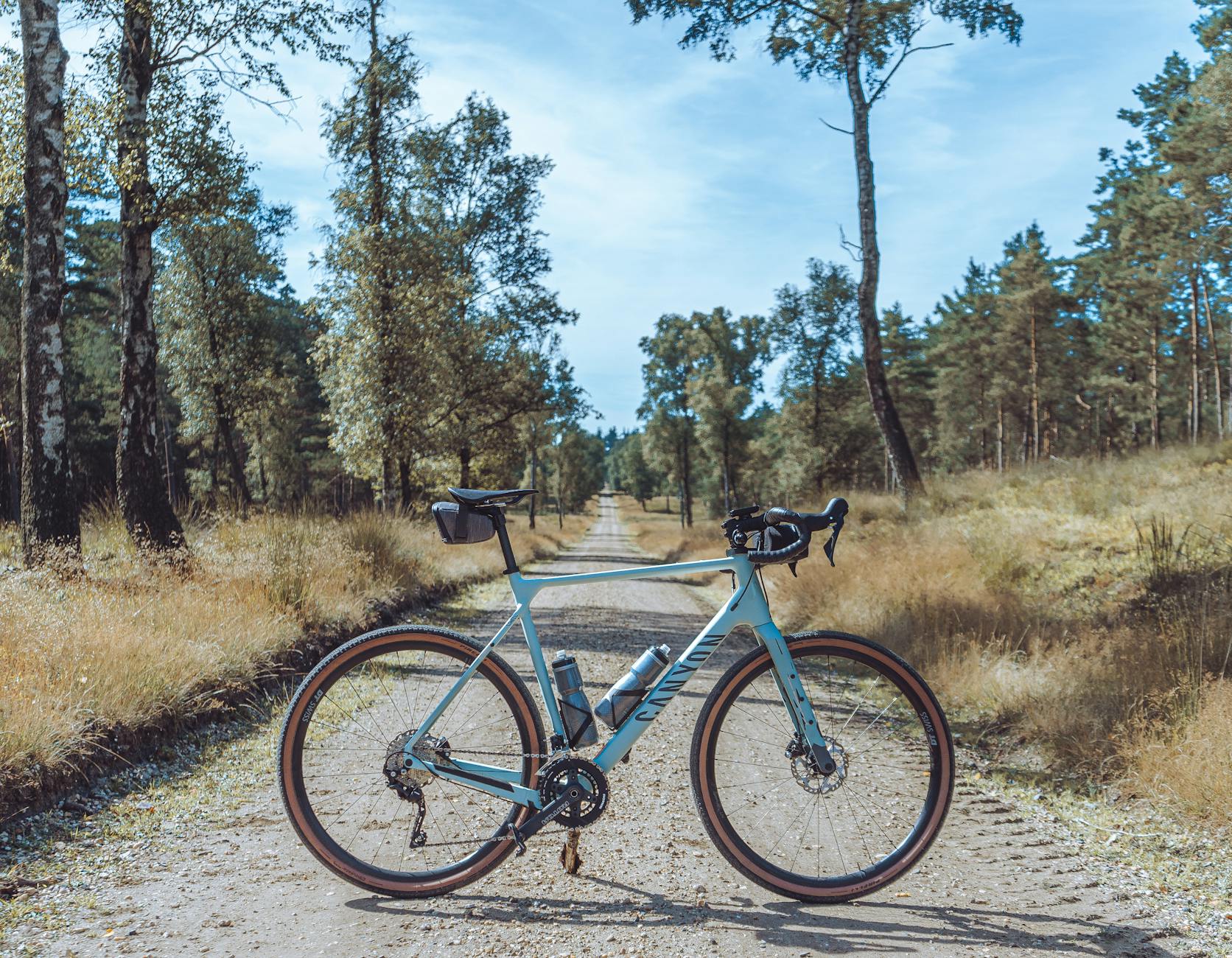 Gravel vs vélo route comment — vélo gravel sur chemin en terre
