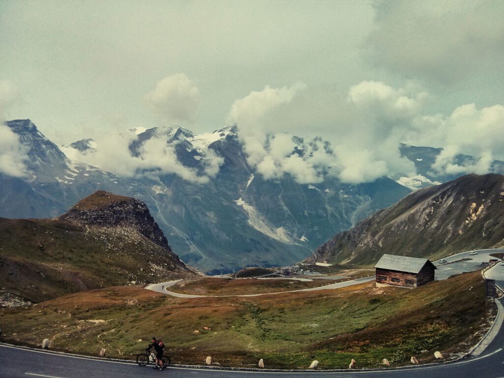 Gravir le col du Petit-Saint-Bernard — cycliste route montagne Petit-Saint-Bernard