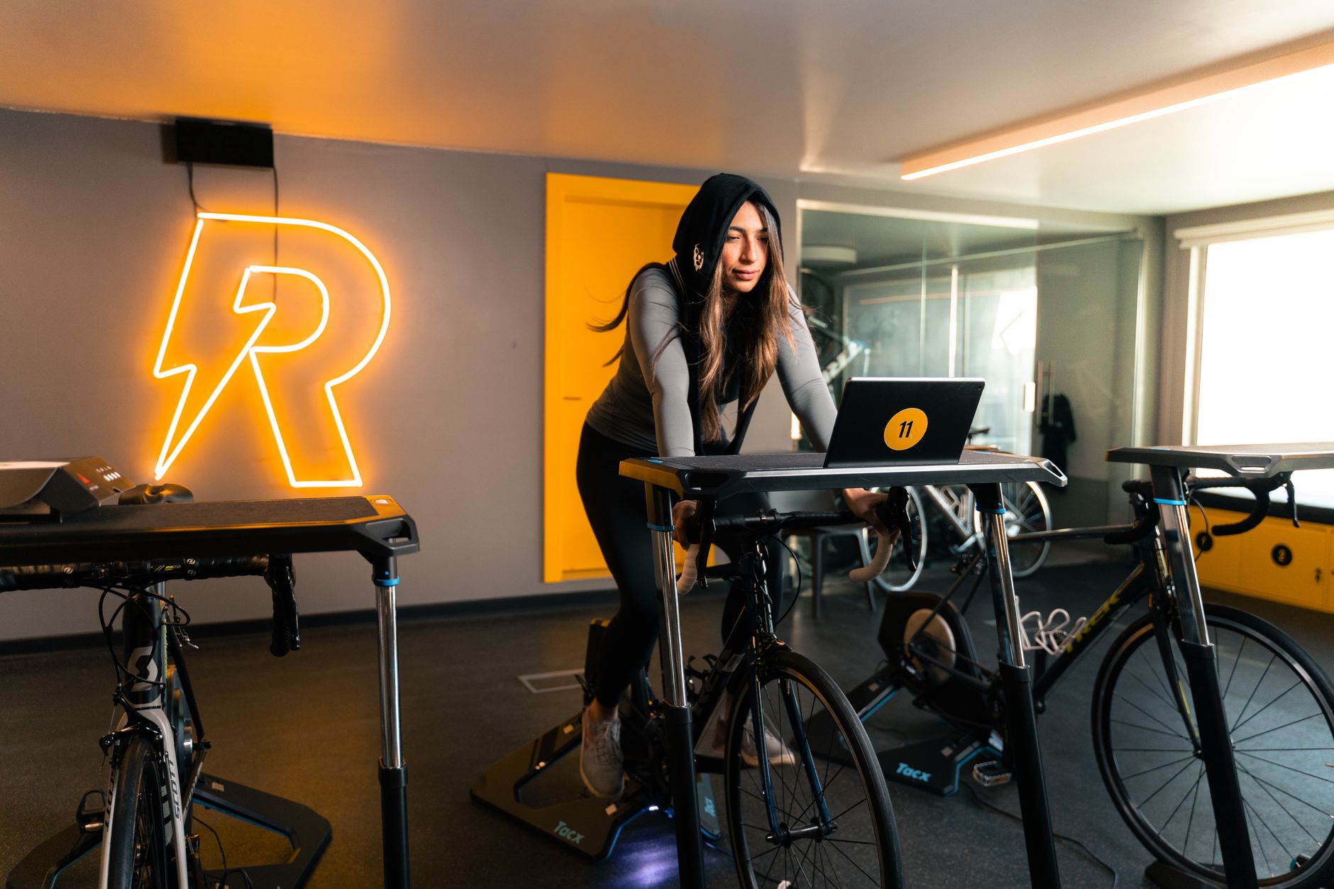 RPM : un cours de vélo indoor qui réinvente le cardio sans la pression de la performance — cours de vélo indoor groupe