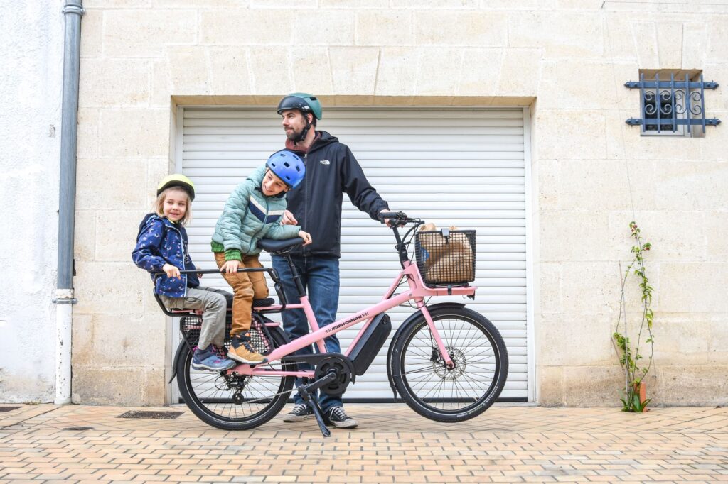 Le vélo cargo électrique, l'alternative — vélo cargo électrique famille en ville
