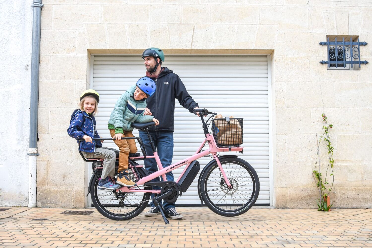 Le vélo cargo électrique, l&rsquo;alternative à la voiture pour transporter enfants et courses