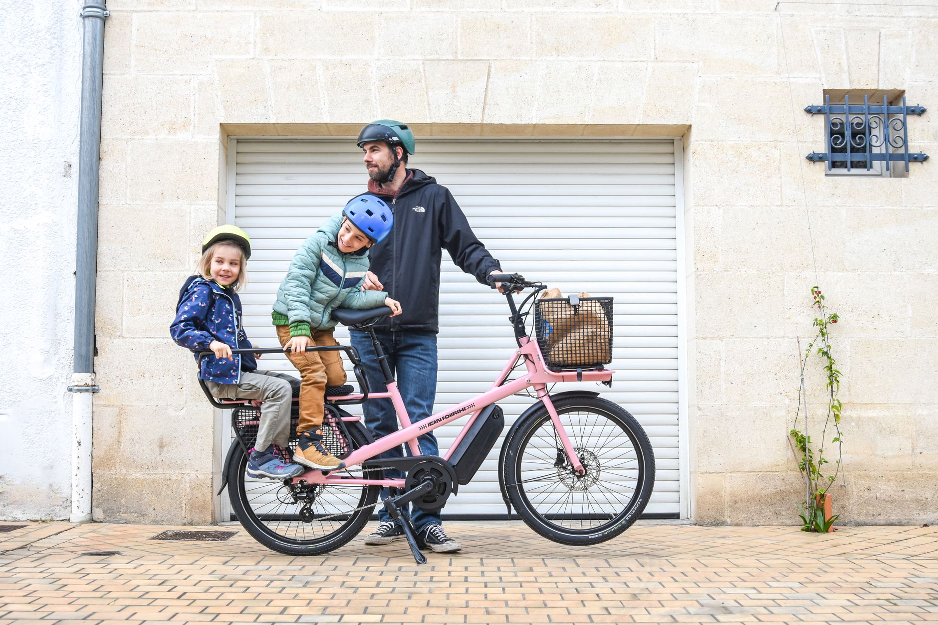 Le vélo cargo électrique, l'alternative — vélo cargo électrique famille en ville