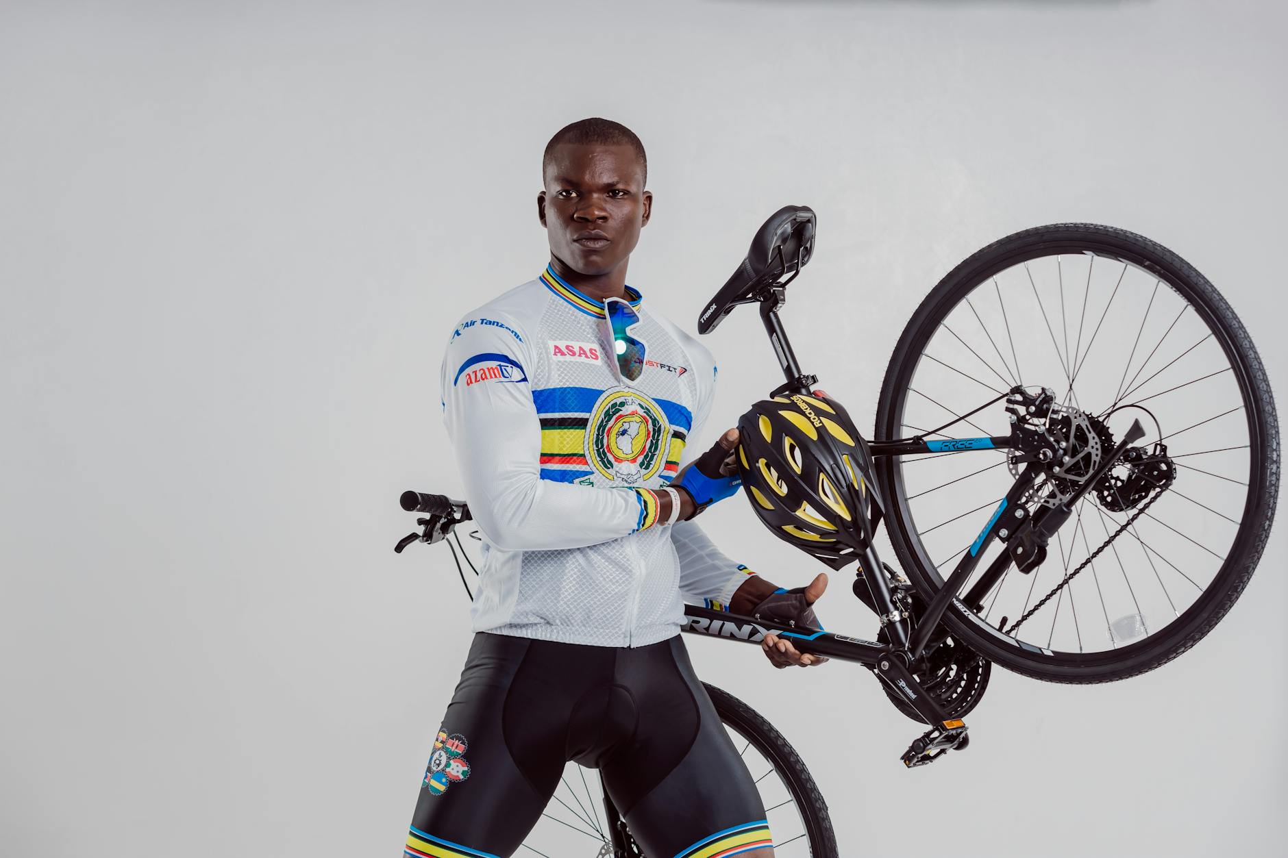 Maillot cyclisme et tissu respirant : comprendre vraiment ce qu’on achète — cycliste portant maillot respirant en extérieur
