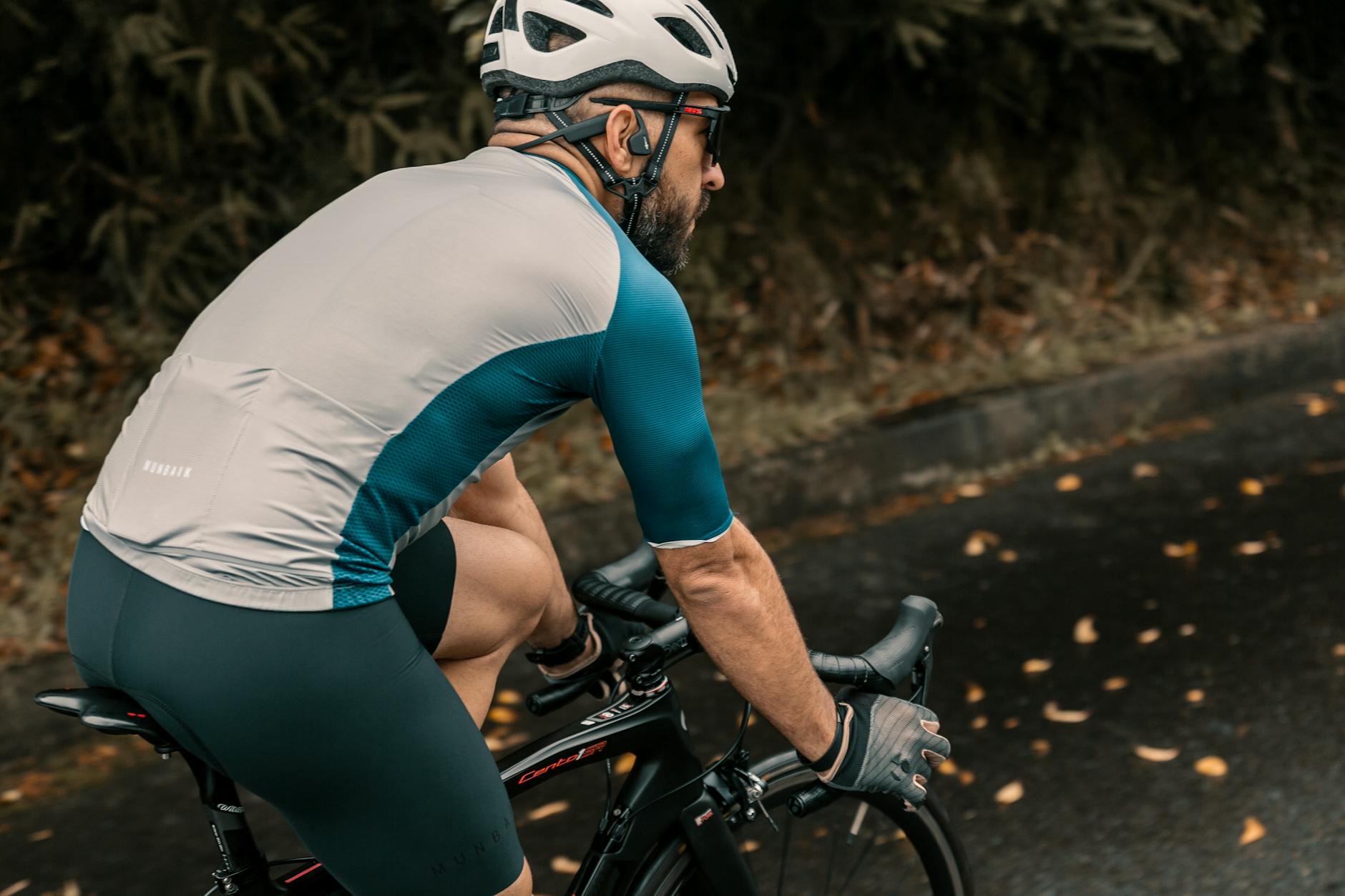 Maillot cyclisme quel tissu et — cycliste portant maillot respirant en extérieur
