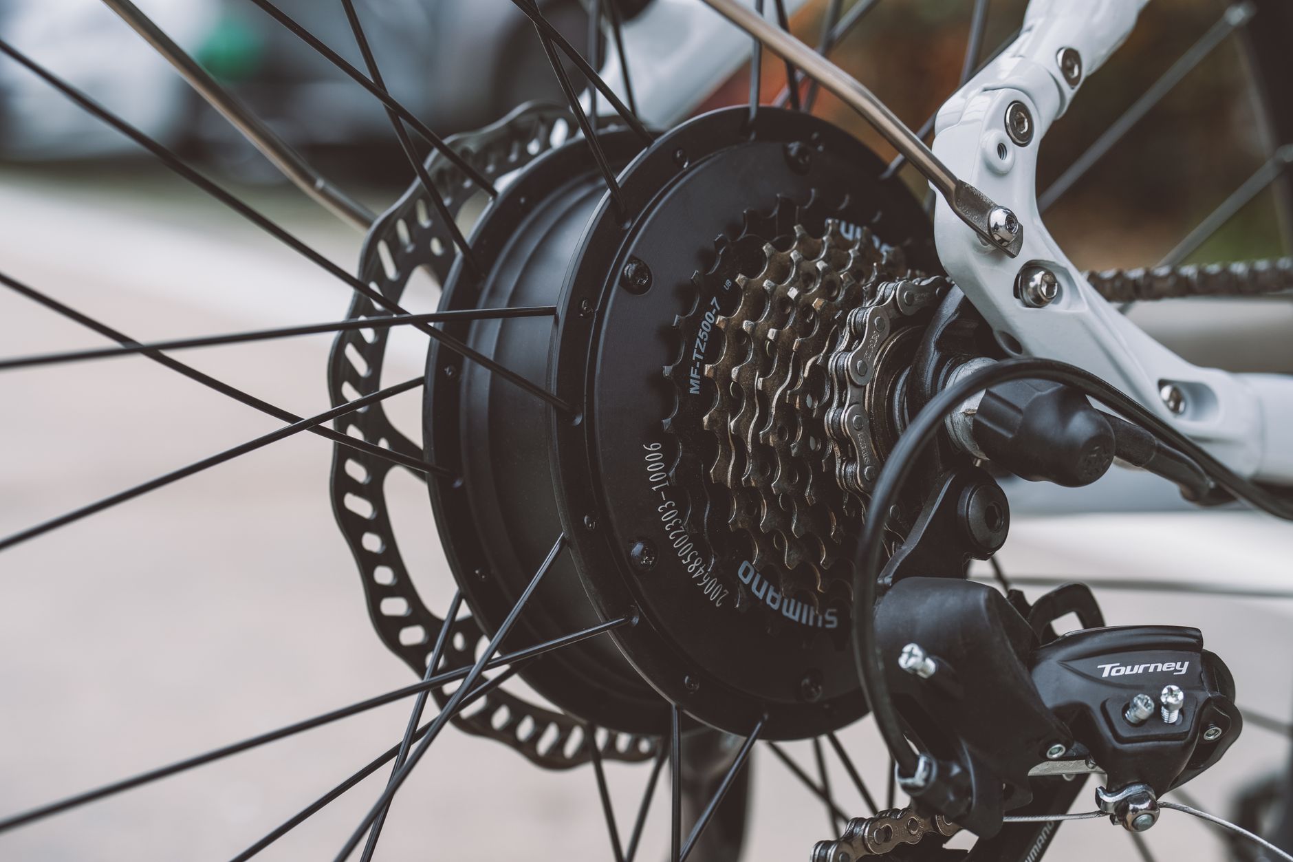 Moteur électrique invisible sur un vélo de course : fonctionnement réel et fantasmes — moteur électrique invisible vélo de course