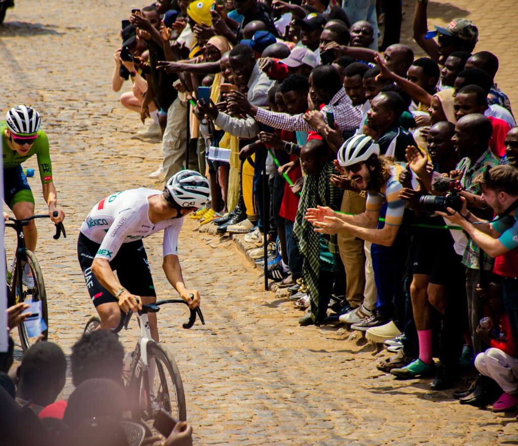Paris-Roubaix 2026 parcours, favoris et — cyclistes sur route pavée