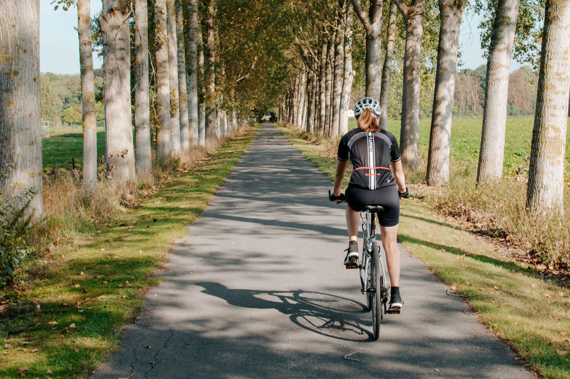 Vitesse moyenne à vélo pour un débutant : des repères réalistes selon le type de pratique — cycliste débutant sur une route pittoresque