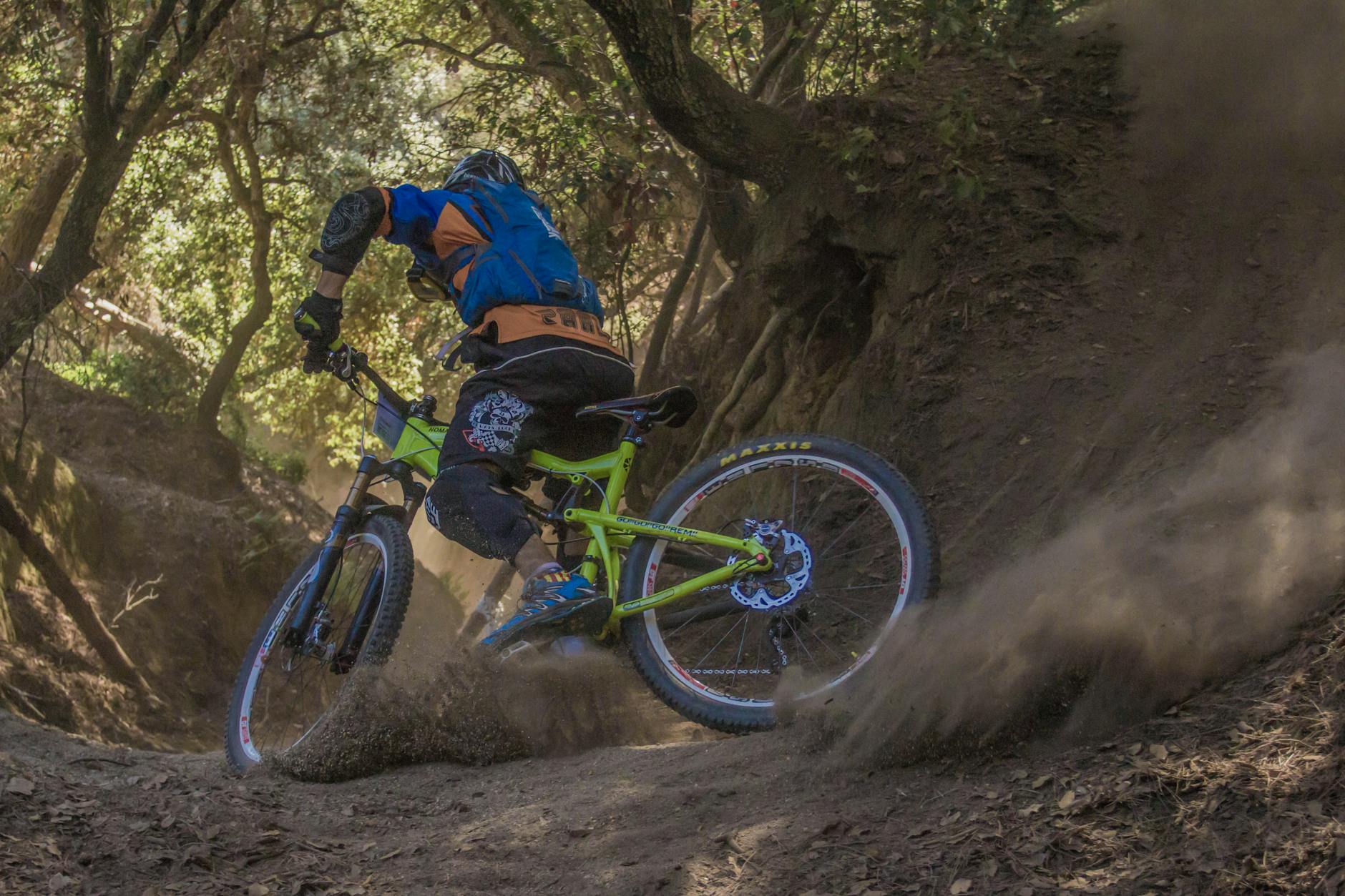 Rockrider VTT Decathlon : d’un cadre acier des années 90 au E-ST moderne — vélo de montagne sur sentier
