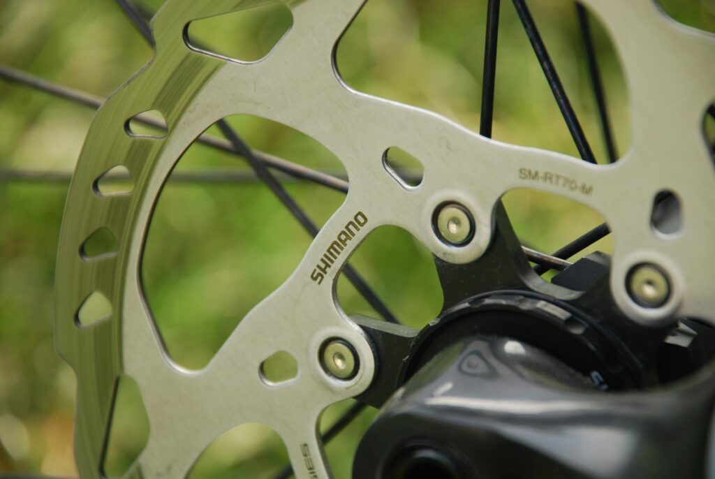 SRAM Rival vs Shimano 105 — composants de vélo SRAM Rival Shimano 105