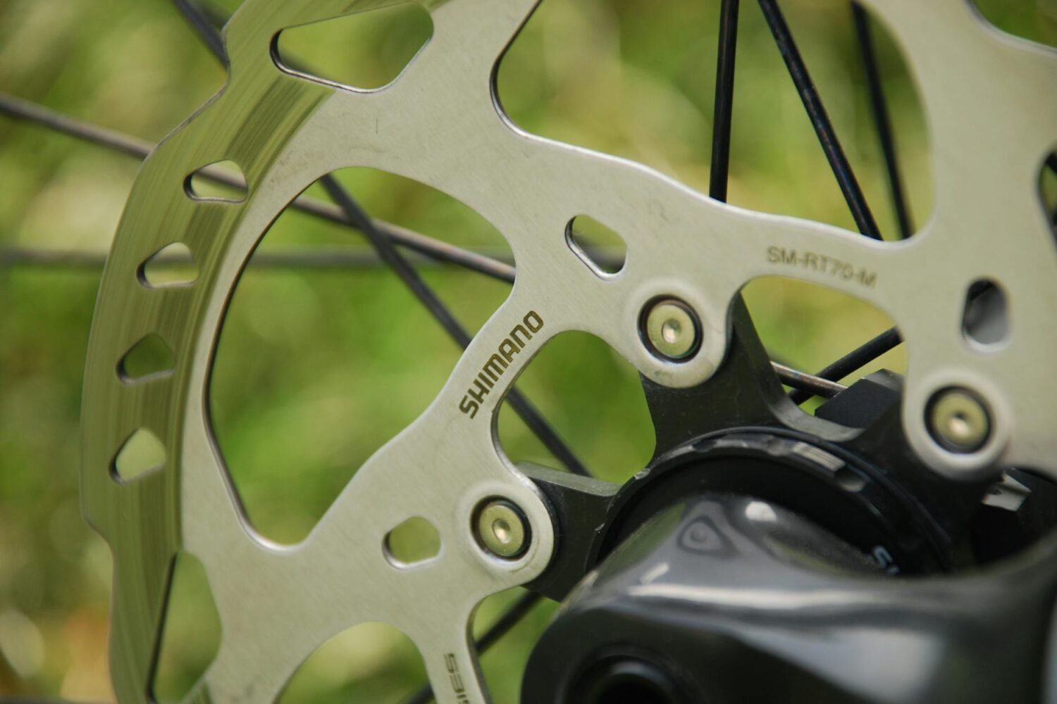 SRAM Rival vs Shimano 105 : le match des groupes polyvalents