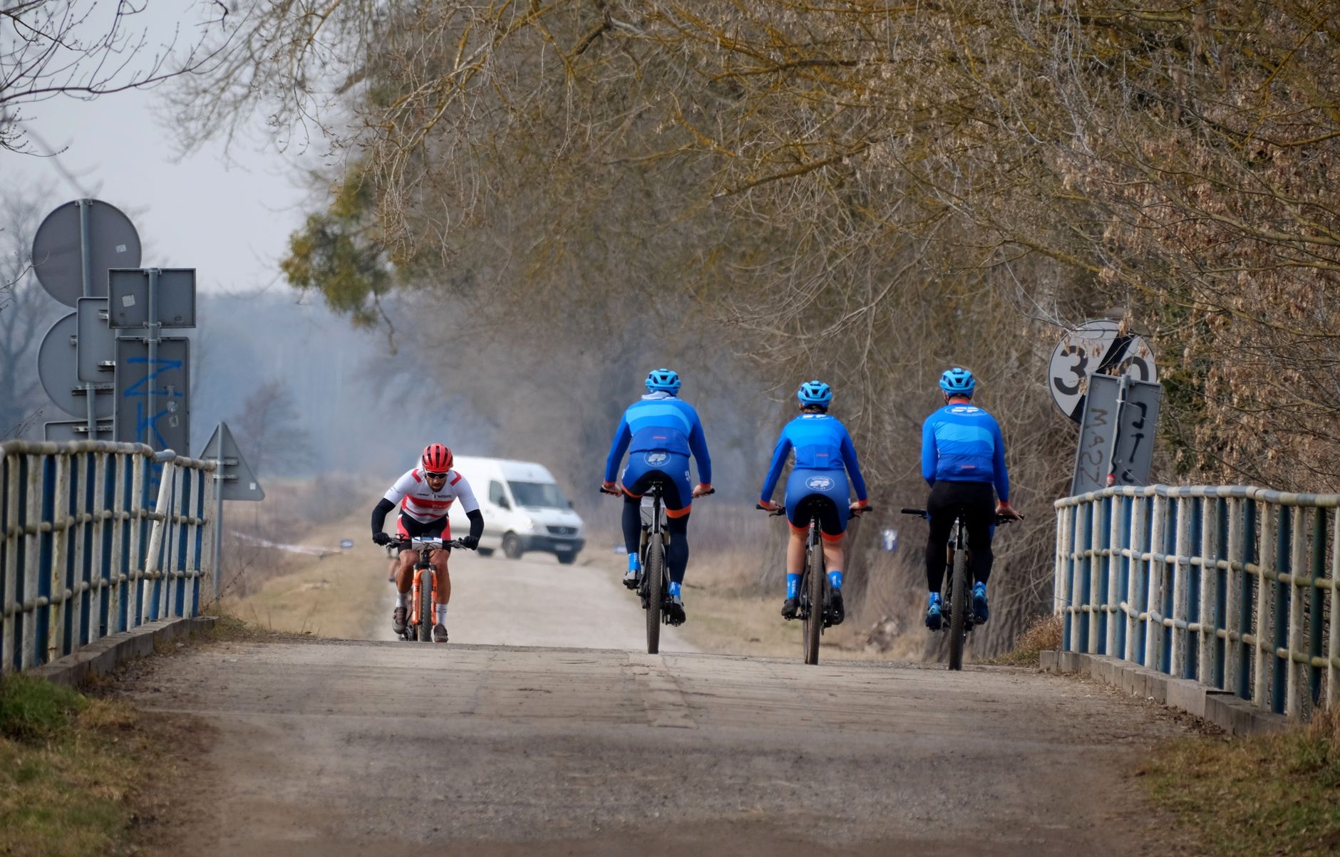 Velo Presse Collection, la boussole des résultats et classements cyclistes dans le Grand Ouest — coureurs cyclistes sur route de campagne