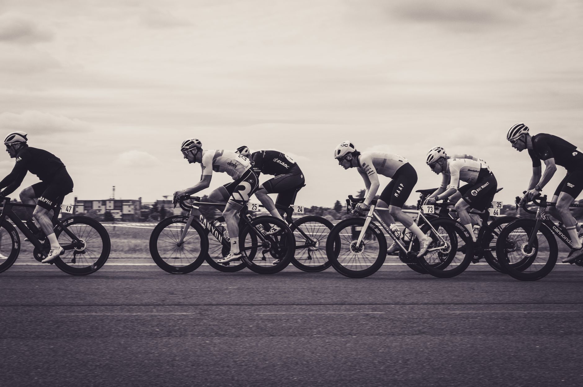 Velopressecollection, le site qui suit le cyclisme du Grand Ouest au jour le jour — cyclistes en course sur route de campagne