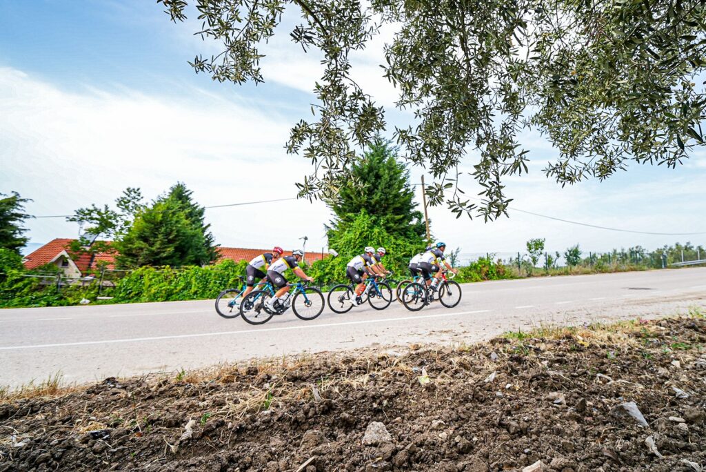 Velopressecollection, le site qui suit — cyclistes en course sur route de campagne