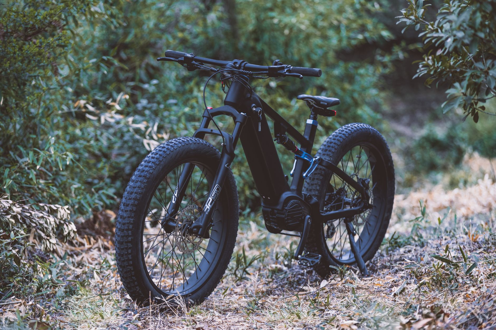 Vélos électriques Yamaha : panorama des modèles et usages principaux — vélo électrique Yamaha sur sentier montagne