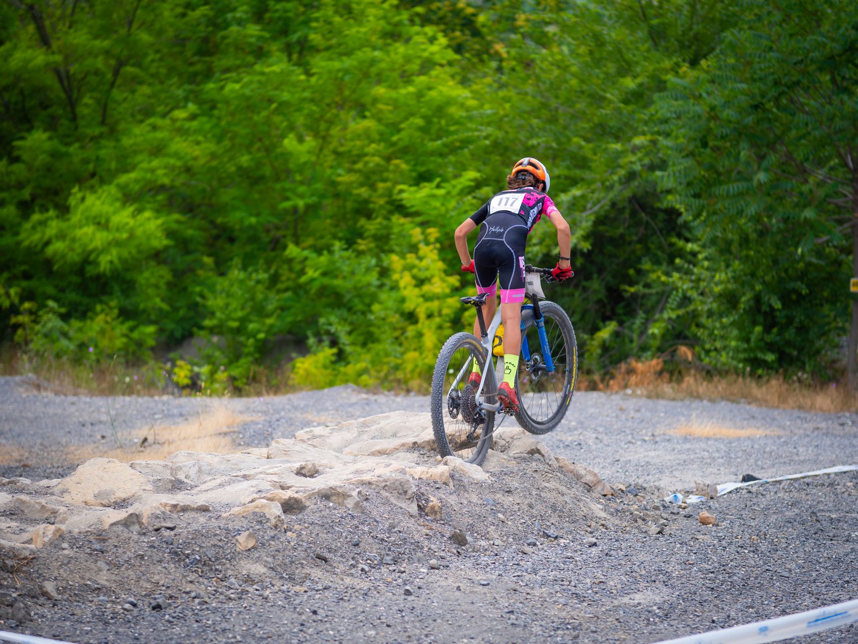 VTT 24 pouces et gabarit 9-12 ans : repères concrets pour ne pas se tromper — enfant faisant du VTT 24 pouces