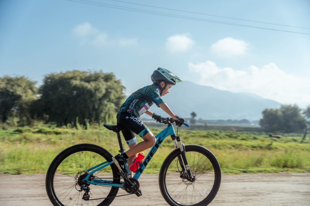 VTT 24 pouces, quelle taille — enfant faisant du VTT 24 pouces